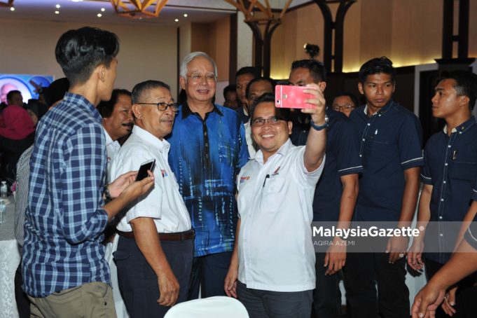 Pengerusi Barisan Nasional, Datuk Seri Najib Tun Razak (tengah) berswafoto bersama tetamu yang hadir pada Majlis Santai Industri Pelancongan bersama beliau sempena kempen Pilihan Raya Umum ke-14 (PRU14) di Dewan Pameran Antarabangsa Mahsuri (MIEC), Langkawi. foto AQIRA AZEMI, 04 MEI 2018.