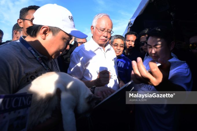 Pengerusi Barisan Nasional, Datuk Seri Najib Tun Razak (tengah) melawat gerai pameran dan beramah mesra bersama sebahagian penduduk pada Program Klinik Niaga sempena kempen Pilihan Raya Umum ke-14 (PRU14) di Telaga Walk Pantai Cenang, Langkawi. foto AQIRA AZEMI, 04 MEI 2018.