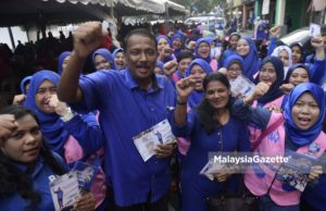 Calon Barisan Nasional (BN) N.16 Sungai Tua, Datuk N.Rawisandran (tengah) bersama jentera puteri BN melaungkan "Hebat Negaraku" pada Majlis Pelancaran Manifesto DUN Sungai Tua sempena kempen Pilihan Raya Umum ke-14 (PRU14) di Perkarangan Plaza UMNO Gombak, Batu Caves, Selangor. foto NOOR ASREKUZAIREY SALIM, 05 MEI 2018