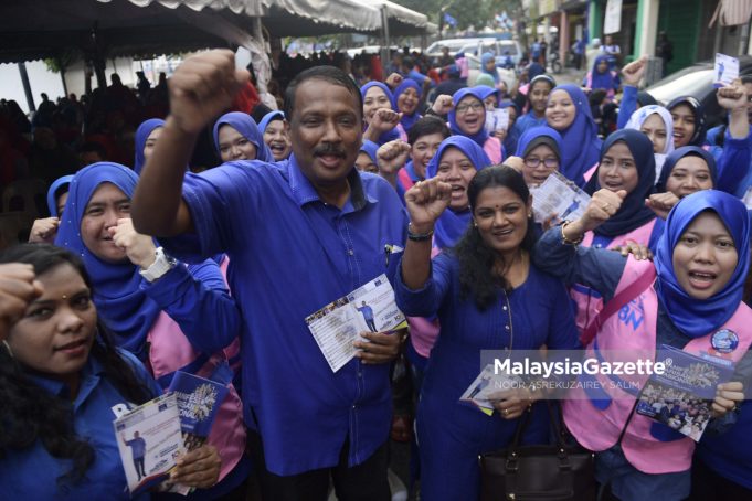 Calon Barisan Nasional (BN) N.16 Sungai Tua, Datuk N.Rawisandran (tengah) bersama jentera puteri BN melaungkan 