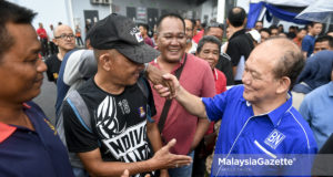 Calon Barisan Nasional Parlimen Wangsa Maju, Datuk Seri Yeow Teong Look (kanan) bersalaman dengan sebahagian penduduk ketika hadir pada Majlis Penyerahan Surat Tawaran Program Perumahan Rakyat (PPR) Sentul Murni di Sentul, Kuala Lumpur. foto FAREEZ FADZIL, 05 MEI 2018.