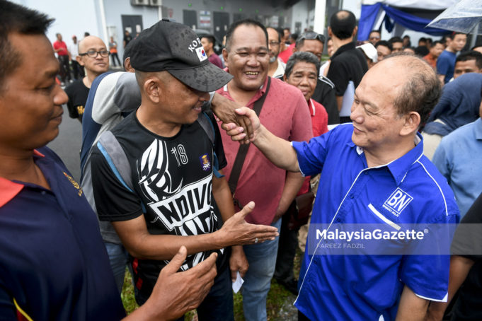 Calon Barisan Nasional Parlimen Wangsa Maju, Datuk Seri Yeow Teong Look (kanan) bersalaman dengan sebahagian penduduk ketika hadir pada Majlis Penyerahan Surat Tawaran Program Perumahan Rakyat (PPR) Sentul Murni di Sentul, Kuala Lumpur. foto FAREEZ FADZIL, 05 MEI 2018.
