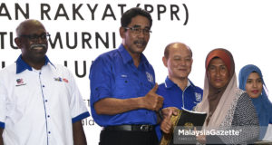 Ketua UMNO Bahagian Batu, Datuk Yahaya Mat Ghani (dua kiri) menyerahkan surat tawaran kepada Ani Abdullah (dua kanan) sambil ditemani calon Barisan Nasional P.116 Wangsa Maju, Datuk Seri Yeow Teong Look (tengah) dan Ketua Pengarah Jabatan Perumahan Negara, N. Jayaselan (kiri) pada Majlis Penyerahan Surat Tawaran Program Perumahan Rakyat (PPR) Sentul Murni di Sentul, Kuala Lumpur. foto FAREEZ FADZIL, 05 MEI 2018