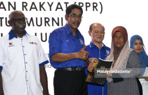 Ketua UMNO Bahagian Batu, Datuk Yahaya Mat Ghani (dua kiri) menyerahkan surat tawaran kepada Ani Abdullah (dua kanan) sambil ditemani calon Barisan Nasional P.116 Wangsa Maju, Datuk Seri Yeow Teong Look (tengah) dan Ketua Pengarah Jabatan Perumahan Negara, N. Jayaselan (kiri) pada Majlis Penyerahan Surat Tawaran Program Perumahan Rakyat (PPR) Sentul Murni di Sentul, Kuala Lumpur. foto FAREEZ FADZIL, 05 MEI 2018
