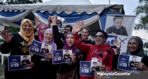 Calon Parti Bebas N.19 Bukit Antarabangsa, Azwan Ali bergambar bersama barisan artis 90-an pada program Kempen Bersama Artis dan Pengagihan Bihun sempena kempen Pilihan Raya Umum ke-14 (PRU14) di Taman Kelab Ukay Ampang, Selangor. foto IQBAL BASRI, 06 MEI 2018.