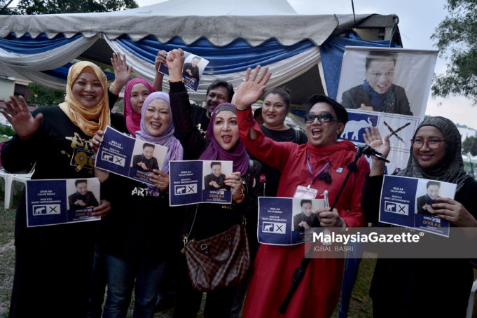 Calon Parti Bebas N.19 Bukit Antarabangsa, Azwan Ali bergambar bersama barisan artis 90-an pada program Kempen Bersama Artis dan Pengagihan Bihun sempena kempen Pilihan Raya Umum ke-14 (PRU14) di Taman Kelab Ukay Ampang, Selangor. foto IQBAL BASRI, 06 MEI 2018.