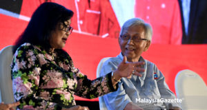 Tun Daim Zainuddin (kanan) dan Tan Sri Rafidah Aziz ketika hadir bagi memberi sokongan pada Malam Semarak Tsunami Rakyat di Taman Keramat, Kuala Lumpur. foto FAREEZ FADZIL, 06 MEI 2018
