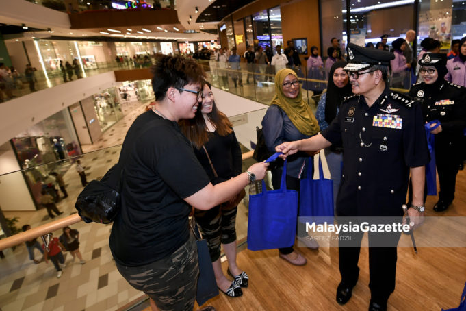 MGF06052018_MAZLAN LAZIM WALKABOUT_07 Ketua Polis Kuala Lumpur, Datuk Seri Mazlan Lazim (kanan) memberi penerangan kepada pengunjung sambil mengedarkan risalah pada Program Walkabout Pencegahan Jenayah Polis Kuala Lumpur sempena Pilihan Raya Umum ke-14 (PRU14) di pusat membeli belah MyTown, Kuala Lumpur. foto FAREEZ FADZIL, 06 MEI 2018.