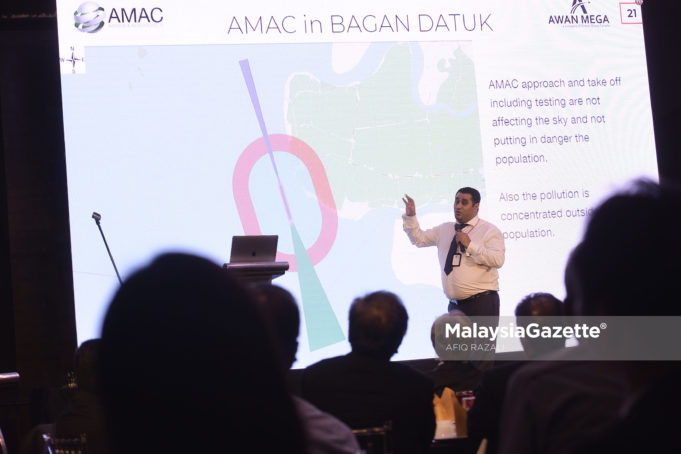 MGF07052018_AWANMEGAAIRPARKCENTRE(AMAC)_07 Naib Presiden Airport Kenesis Canada (AKC), Shad Serroune memberikan penerangan tentang projek AMAC di Bagan Datuk,Perak pada sidang media pengumuman pembinaan Awan Mega Airpark Centre (AMAC) di Wow KL Theatre Restaurant, Jalan Ampang, Kuala Lumpur. foto AFIQ RAZALI, 07 MEI 2018.