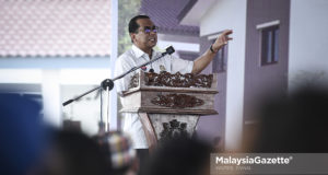 Pengerusi Barisan Nasional (BN) negeri Johor merangkap Menteri Besar Johor, Datuk Seri Mohamad Khaled Nordin berucap pada Majlis Penyerahan Kunci Rumah Mampu Milik Johor (RMMJ) di Bakri, Muar, Johor. foto HAZROL ZAINAL, 07 MEI 2018.