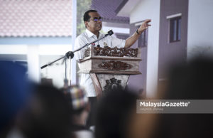 Pengerusi Barisan Nasional (BN) negeri Johor merangkap Menteri Besar Johor, Datuk Seri Mohamad Khaled Nordin berucap pada Majlis Penyerahan Kunci Rumah Mampu Milik Johor (RMMJ) di Bakri, Muar, Johor. foto HAZROL ZAINAL, 07 MEI 2018.