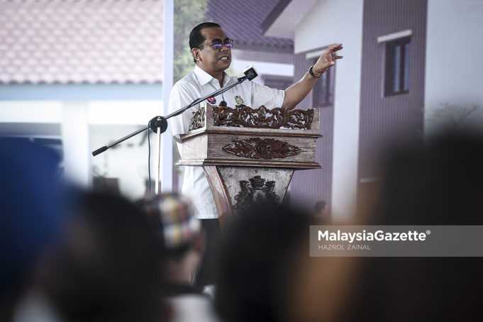 Pengerusi Barisan Nasional (BN) negeri Johor merangkap Menteri Besar Johor, Datuk Seri Mohamad Khaled Nordin berucap pada Majlis Penyerahan Kunci Rumah Mampu Milik Johor (RMMJ) di Bakri, Muar, Johor. foto HAZROL ZAINAL, 07 MEI 2018.