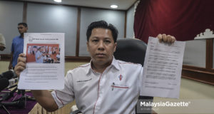 Naib Pengerusi Biro Buruh DAP merangkap Ahli Pemikir Publisiti Melayu DAP Pusat, Amran Ahmad menunjukkan kenyataan berkaitan konspirasi serta penipuan pemimpin DAP pada sidang media di Dewan Putri, Hotel Putra Kuala Lumpur, Kuala Lumpur. foto AFFAN FAUZI, 07 MEI 2018.
