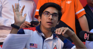 Ahli Parlimen Muar, Syed Saddiq Abdul Rahman terkejut apabila menerima gelaran sebagai "suami rakyat" dan menjadi idola gadis pelbagai kaum di Malaysia.