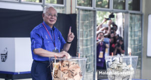 Najib Razak mengundi di Sekolah Sains Sultan Haji Ahmad Shah, Pekan.