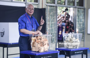 Najib Razak mengundi di Sekolah Sains Sultan Haji Ahmad Shah, Pekan.