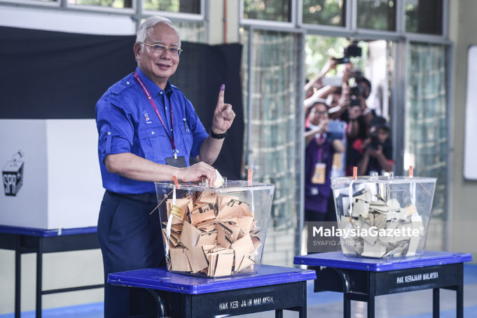 Najib Razak Najib Razak mengundi di Sekolah Sains Sultan Haji Ahmad Shah, Pekan.