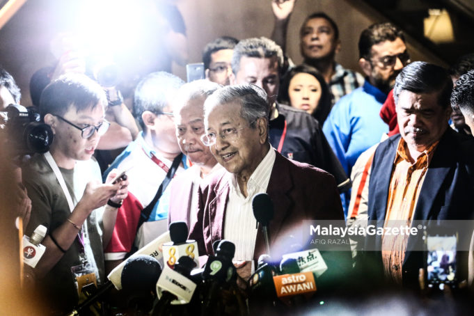 Calon Parlimen Langkawi P.04 merangkap Pengerusi Pakatan Harapan, Tun Mahathir Mohamad bersama kepimpinan tertinggi Pakatan Harapan pada sidang media tergempar Pakatan Harapan di Hotel Sheraton, Petaling Jaya, Selangor. foto AFIQ RAZALI, 09 MEI 2018.