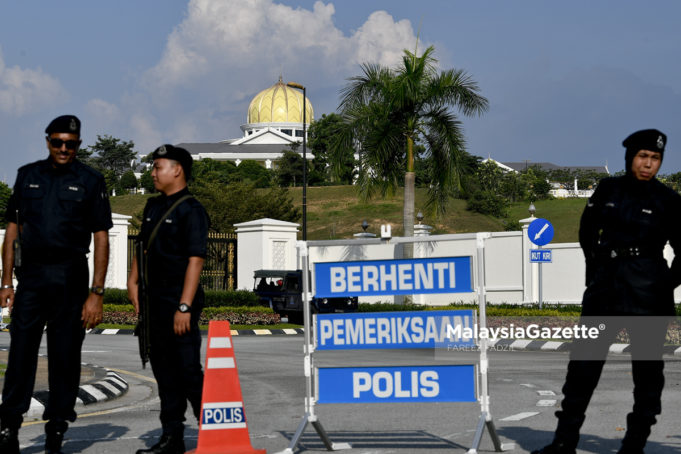 Anggota polis berkawal di perkarangan Pintu 3 Istana Negara, Kuala Lumpur. foto FAREEZ FADZIL, 10 MEI 2018.