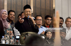 erdana Menteri, Tun Dr. Mahathir Mohamad memberikan perhatian kepada soalan dari pengamal media pada Sidang Media Khas selepas dilantik sebagai Perdana Menteri Malaysia yang ke-7 di Hotel Sheraton, Kuala Lumpur. foto IQBAL BASRI, 10 MEI 2018