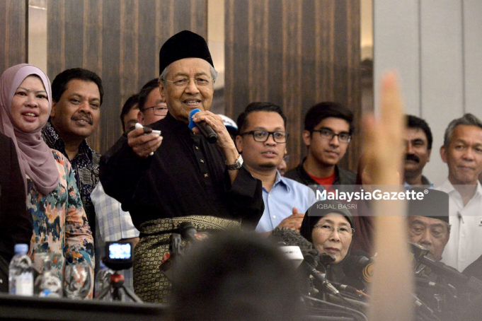 erdana Menteri, Tun Dr. Mahathir Mohamad memberikan perhatian kepada soalan dari pengamal media pada Sidang Media Khas selepas dilantik sebagai Perdana Menteri Malaysia yang ke-7 di Hotel Sheraton, Kuala Lumpur. foto IQBAL BASRI, 10 MEI 2018