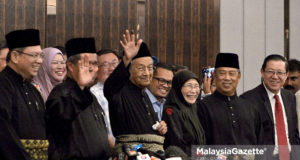 Perdana Menteri, Tun Dr. Mahathir Mohamad melambaikan tangan pada Sidang Media Khas selepas dilantik sebagai Perdana Menteri Malaysia yang ke-7 di Hotel Sheraton, Kuala Lumpur. foto IQBAL BASRI, 10 MEI 2018