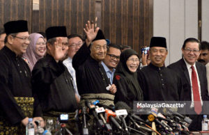 Perdana Menteri, Tun Dr. Mahathir Mohamad melambaikan tangan pada Sidang Media Khas selepas dilantik sebagai Perdana Menteri Malaysia yang ke-7 di Hotel Sheraton, Kuala Lumpur. foto IQBAL BASRI, 10 MEI 2018