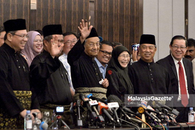 Perdana Menteri, Tun Dr. Mahathir Mohamad melambaikan tangan pada Sidang Media Khas selepas dilantik sebagai Perdana Menteri Malaysia yang ke-7 di Hotel Sheraton, Kuala Lumpur. foto IQBAL BASRI, 10 MEI 2018