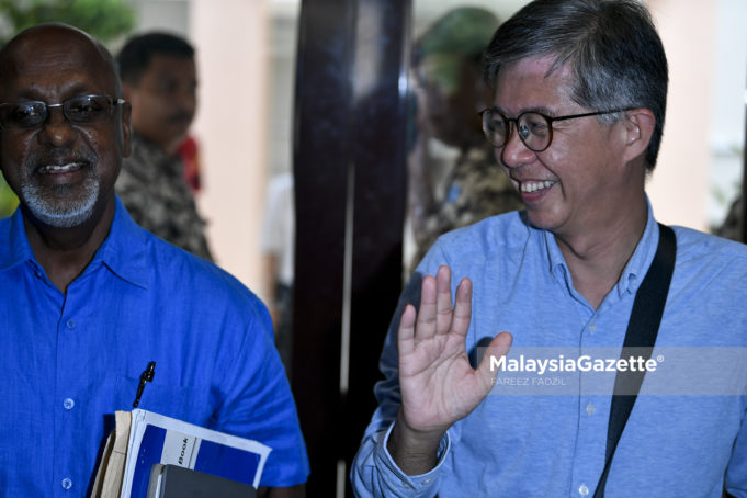Ketua Penerangan PKR, Tian Chua (kanan) bersama Ahli Parlimen Sungai Buloh, R. Sivarasa ketika hadir untuk melawat Anwar Ibrahim di Hospital Rehabilitasi Cheras, Kuala Lumpur. foto FAREEZ FADZIL, 11 MEI 2018