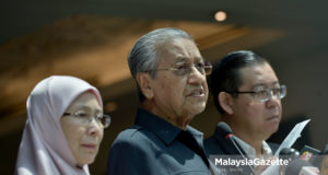 Perdana Menteri, Tun Dr. Mahathir Mohamad diiringi Preseiden Pakatan Harapan, Datuk Seri Dr Wan Azizah Wan Ismail (kiri) dan Setiausaha Agung Parti Tindakan Demokratik (DAP), Lim Guan Eng (kanan) bercakap pada sidang media mengenai Mesyuarat Kabinet di Yayasan Albukhary, Kuala Lumpur. foto IQBAL BASRI, 11 MEI 2018