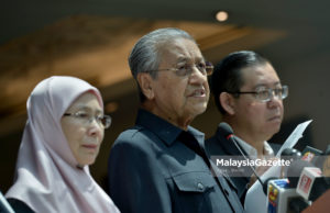 Perdana Menteri, Tun Dr. Mahathir Mohamad diiringi Preseiden Pakatan Harapan, Datuk Seri Dr Wan Azizah Wan Ismail (kiri) dan Setiausaha Agung Parti Tindakan Demokratik (DAP), Lim Guan Eng (kanan) bercakap pada sidang media mengenai Mesyuarat Kabinet di Yayasan Albukhary, Kuala Lumpur. foto IQBAL BASRI, 11 MEI 2018