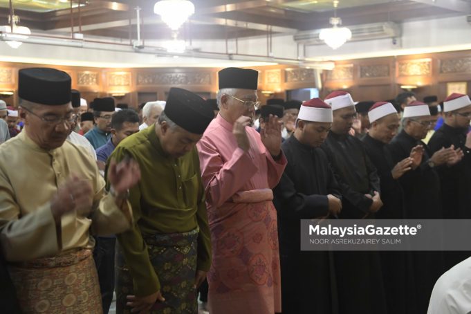 Presiden UMNO, Datuk Seri Najib Tun Razak diiringi Naib-naib Presiden UMNO, Datuk Seri Ahmad Zahid Hamidi, Datuk Seri Hishammuddin Tun Hussien serta ahli-ahli UMNO hadir menunaikan Solat Magrib, Solat Sunat Hajat, Bacaan Yassin dan Solat Isyak sempena Ulang Tahun ke 72 UMNO di Surau Ar-Rahman, Pusat Dagangan Dunia Putra (PWTC), Kuala Lumpur. foto NOOR ASREKUZAIREY SALIM, 11 MEI 2018