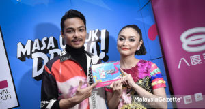 Pemenang Anugerah Pasangan Terbaik, Ayda Jebat bersama Syafiq Kyle menunjukkan trofil yang dimenangi pada Anugerah Drama Festival Kuala Lumpur 2018 di Pusat Konvensyen Antarabangsa Putrajaya (PICC), Putrajaya. foto SYAFIQ AMBAK, 13 MEI 2018