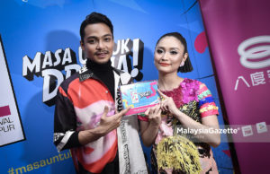 Pemenang Anugerah Pasangan Terbaik, Ayda Jebat bersama Syafiq Kyle menunjukkan trofil yang dimenangi pada Anugerah Drama Festival Kuala Lumpur 2018 di Pusat Konvensyen Antarabangsa Putrajaya (PICC), Putrajaya. foto SYAFIQ AMBAK, 13 MEI 2018