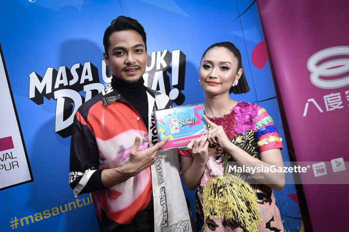 Pemenang Anugerah Pasangan Terbaik, Ayda Jebat bersama Syafiq Kyle menunjukkan trofil yang dimenangi pada Anugerah Drama Festival Kuala Lumpur 2018 di Pusat Konvensyen Antarabangsa Putrajaya (PICC), Putrajaya. foto SYAFIQ AMBAK, 13 MEI 2018