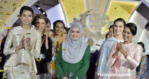 Datuk Siti Nurhaliza bersama model yang memperagakan koleksi baju sempena lebaran yang bakal menjelma pada Majlis Perkenalan Creacion and SimplySiti by Siti Nurhaliza di Melawati Mall Ampang, Selangor. foto IQBAL BASRI, 13 MEI 2018