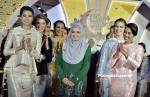 Datuk Siti Nurhaliza bersama model yang memperagakan koleksi baju sempena lebaran yang bakal menjelma pada Majlis Perkenalan Creacion and SimplySiti by Siti Nurhaliza di Melawati Mall Ampang, Selangor. foto IQBAL BASRI, 13 MEI 2018