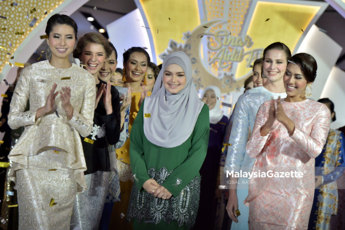 Datuk Siti Nurhaliza bersama model yang memperagakan koleksi baju sempena lebaran yang bakal menjelma pada Majlis Perkenalan Creacion and SimplySiti by Siti Nurhaliza di Melawati Mall Ampang, Selangor. foto IQBAL BASRI, 13 MEI 2018