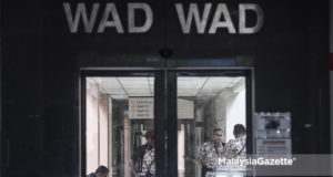 Sebahagian anggota polis penjara mengawal di pintu utama Unit Kemasukan Pesakit Wad-wad selepas Datuk Seri Anwar Ibrahim mendapat rawatan di Pusat Rehabilitasi Cheras, Kuala Lumpur. foto SYAFIQ AMBAK, 13 MEI 2018