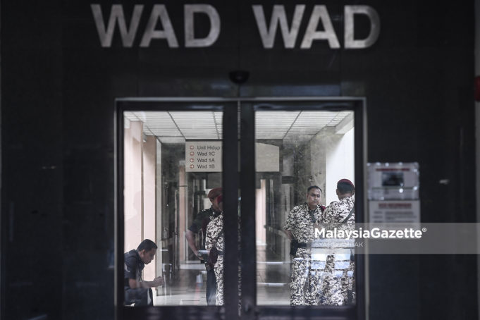 HOSPITAL REHABILITASI01 Sebahagian anggota polis penjara mengawal di pintu utama Unit Kemasukan Pesakit Wad-wad selepas Datuk Seri Anwar Ibrahim mendapat rawatan di Pusat Rehabilitasi Cheras, Kuala Lumpur. foto SYAFIQ AMBAK, 13 MEI 2018