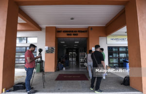 Sebahagian pengamal media membuat liputan di pintu utama Unit Kemasukan Pesakit Wad-wad selepas Datuk Seri Anwar Ibrahim mendapat rawatan di Pusat Rehabilitasi Cheras, Kuala Lumpur. foto SYAFIQ AMBAK, 13 MEI 2018