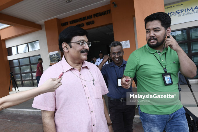 MGF13052018_HOSPITAL REHABILITASI04 Timbalan Ketua Pengarah Kesihatan (Perubatan), Datuk Dr. S Jeyaindran diserbu wartawan sebaik sahaja keluar dari pintu utama Unit Kemasukan Pesakit Wad-Wad selepas melawat Datuk Seri Anwar Ibrahim di Pusat Rehabilitasi Cheras, Kuala Lumpur. foto SYAFIQ AMBAK, 13 MEI 2018.