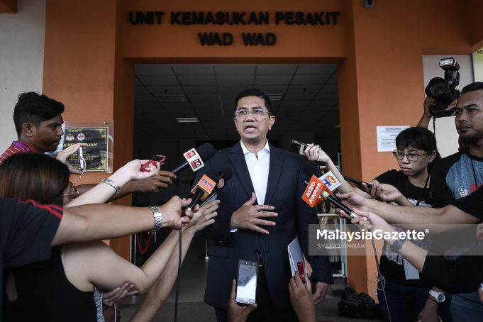 MGF13052018_HOSPITAL REHABILITASI16 Menteri Besar Selangor, Datuk Seri Mohamed Azmin Ali bercakap selepas melawat Datuk Seri Anwar Ibrahim di Pusat Rehabilitasi Cheras, Kuala Lumpur. foto SYAFIQ AMBAK, 13 MEI 2018