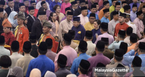 Sultan Selangor, Sultan Sharafuddin Idris Shah bersama Tengku Permaisuri Norashikin diringi Raja Muda Selangor, Tengku Amir Shah berkenan mencemar duli hadir pada Istiadat Angkat Sumpah Jawatan dan Ikrar Aku Janji Serta Pengurniaan Surat Cara Perlantikan Yang Berhormat Ahli Majlis Mesyuarat Kerajaan Selangor 2018 di Balairung Seri, Istana Alam Shah, Klang, Selangor. foto AFIQ RAZALI, 14 MEI 2018.