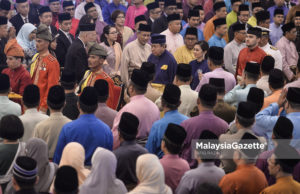 Sultan Selangor, Sultan Sharafuddin Idris Shah bersama Tengku Permaisuri Norashikin diringi Raja Muda Selangor, Tengku Amir Shah berkenan mencemar duli hadir pada Istiadat Angkat Sumpah Jawatan dan Ikrar Aku Janji Serta Pengurniaan Surat Cara Perlantikan Yang Berhormat Ahli Majlis Mesyuarat Kerajaan Selangor 2018 di Balairung Seri, Istana Alam Shah, Klang, Selangor. foto AFIQ RAZALI, 14 MEI 2018.