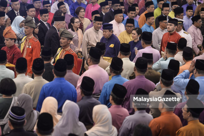 Sultan Selangor, Sultan Sharafuddin Idris Shah bersama Tengku Permaisuri Norashikin diringi Raja Muda Selangor, Tengku Amir Shah berkenan mencemar duli hadir pada Istiadat Angkat Sumpah Jawatan dan Ikrar Aku Janji Serta Pengurniaan Surat Cara Perlantikan Yang Berhormat Ahli Majlis Mesyuarat Kerajaan Selangor 2018 di Balairung Seri, Istana Alam Shah, Klang, Selangor. foto AFIQ RAZALI, 14 MEI 2018.