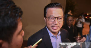 Presiden MCA, Datuk Seri Liow Tiong Lai bercakap kepada media selepas hadir pada Mesyuarat Khas Dewan Tertinggi Barisan Nasional di Menara Dato' Onn, Pusat Dagangan Dunia Putra (PWTC), Kuala Lumpur. foto FAREEZ FADZIL, 14 MEI 2018