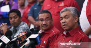 Pemangku Presiden UMNO, Datuk Seri Ahmad Zahid Hamidi bercakap pada sidang akhbar khas Majlis Tertinggi UMNO ditemani Pemangku Timbalan Presiden UMNO, Datuk Seri Hishammuddin Hussein (dua kanan) dan Ketua Pemuda UMNO, Yb Khairy Jamaluddin di Menara Dato' Onn, Pusat Dagangan Dunia Putra (PWTC), Kuala Lumpur. foto FAREEZ FADZIL, 14 MEI 2018
