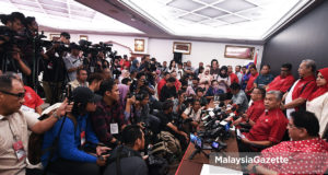 Pemangku Presiden UMNO, Datuk Seri Ahmad Zahid Hamidi (duduk, dua kanan) bercakap pada sidang akhbar khas Majlis Tertinggi UMNO di Menara Dato' Onn, Pusat Dagangan Dunia Putra (PWTC), Kuala Lumpur. foto FAREEZ FADZIL, 14 MEI 2018.
