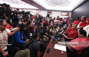 Pemangku Presiden UMNO, Datuk Seri Ahmad Zahid Hamidi (duduk, dua kanan) bercakap pada sidang akhbar khas Majlis Tertinggi UMNO di Menara Dato' Onn, Pusat Dagangan Dunia Putra (PWTC), Kuala Lumpur. foto FAREEZ FADZIL, 14 MEI 2018.